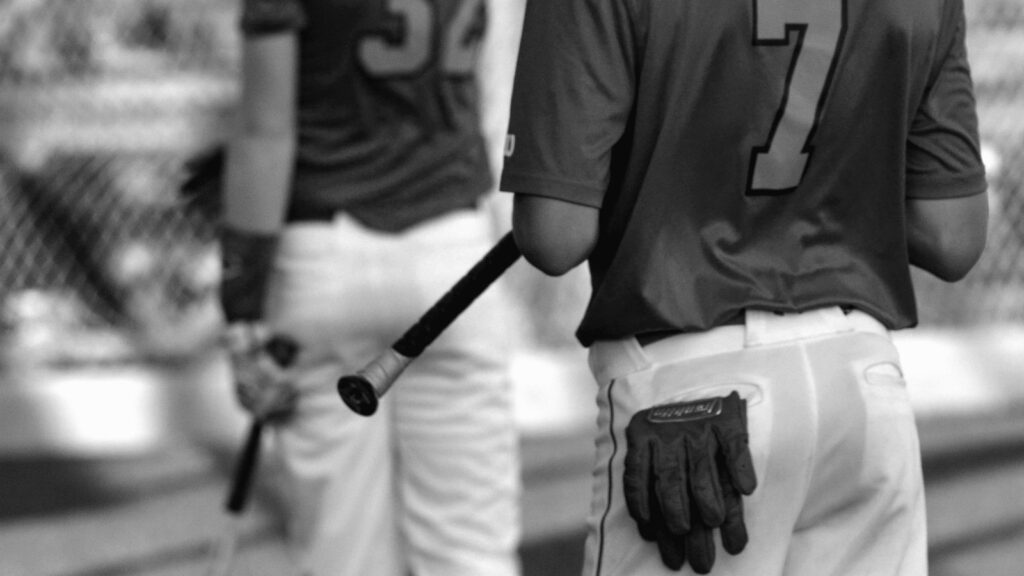 野球部での経験を象徴する後ろ姿の写真